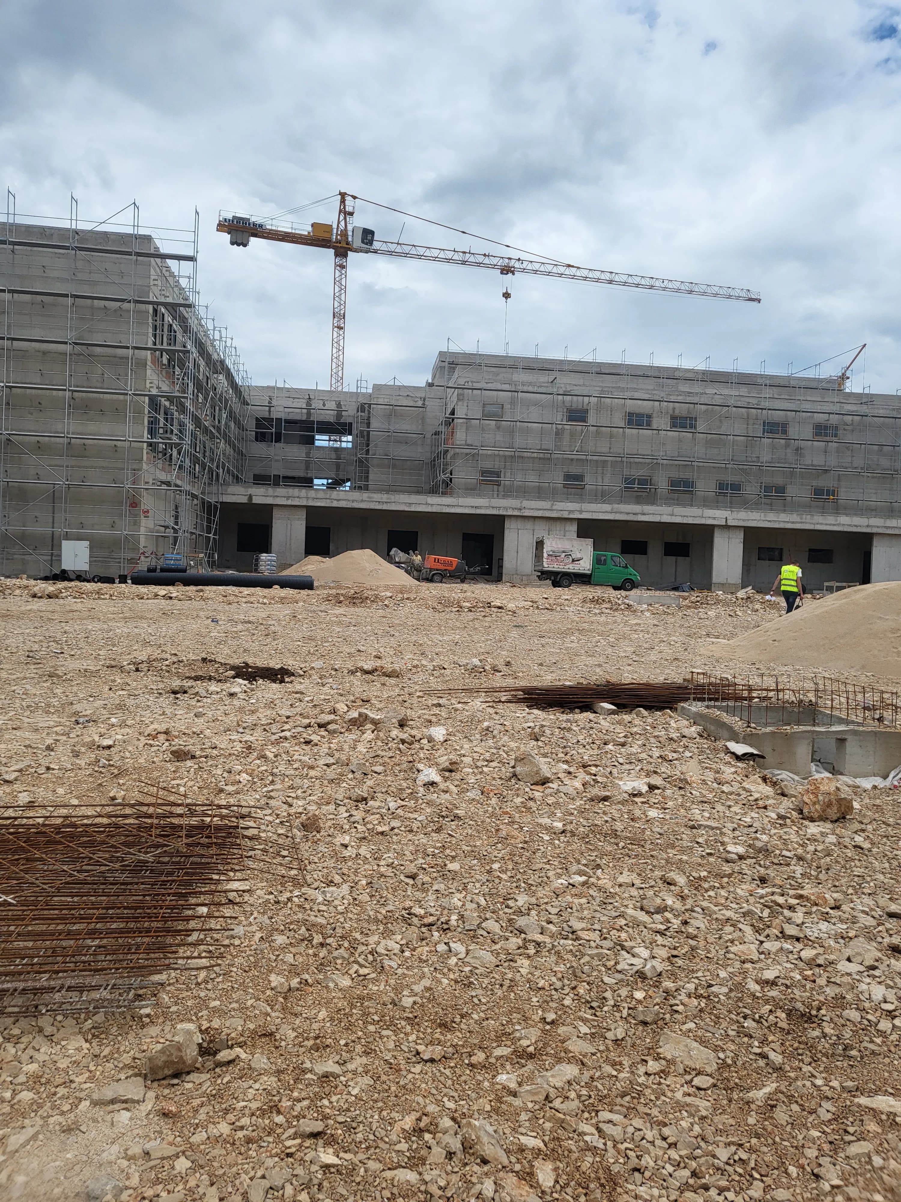 Podna glazura, Bolnica Trebinje