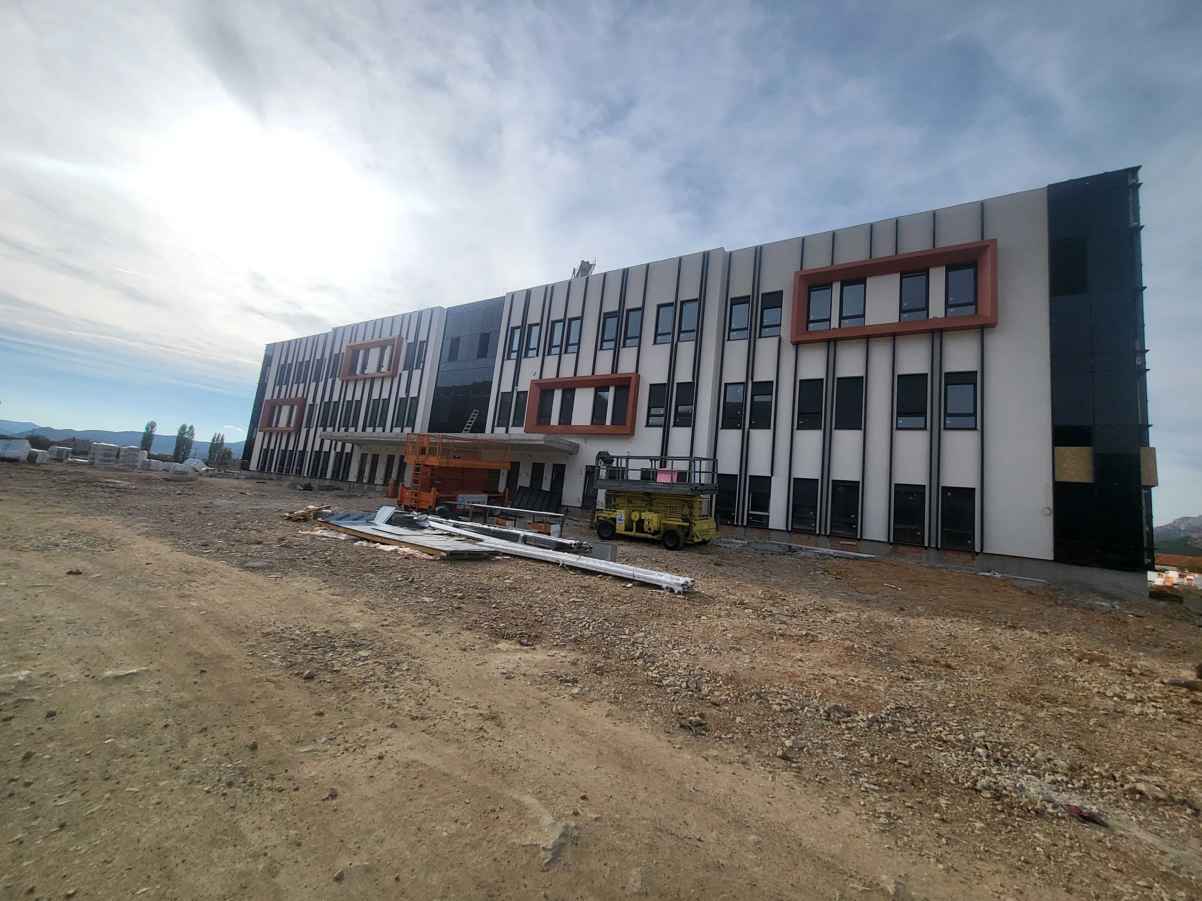 Podna glazura, Bolnica Trebinje